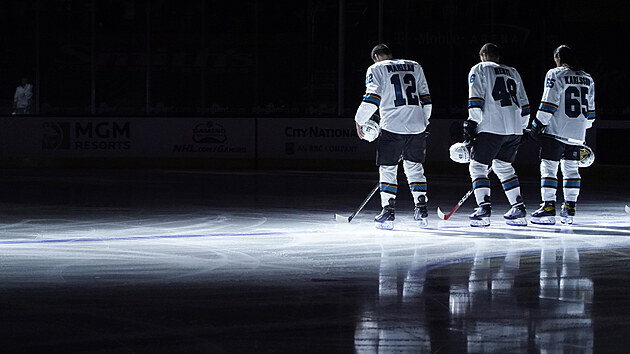 Trojice hokejistů ze San Jose poslouchá hymnu. Zleva: Patrick Marleau, Tomáš Hertl a Erik Karlsson.
