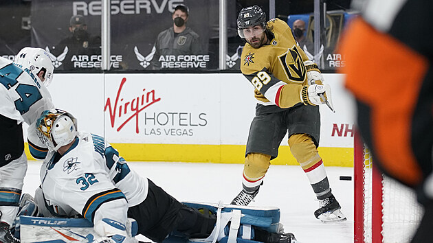 Alex Tuch z Vegas pekonv Josefa Koene v brance San Jose.