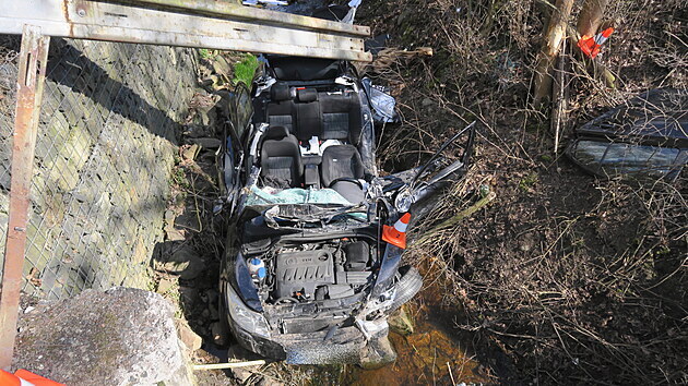 Při dopravní nehodě mezi Loktem a Horním Slavkovem na Sokolovsku sjelo jedno z havarovaných aut do potoka. (21. dubna 2021)