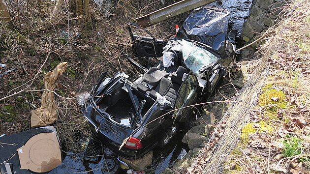 Při dopravní nehodě mezi Loktem a Horním Slavkovem na Sokolovsku sjelo jedno z havarovaných aut do potoka. (21. dubna 2021)
