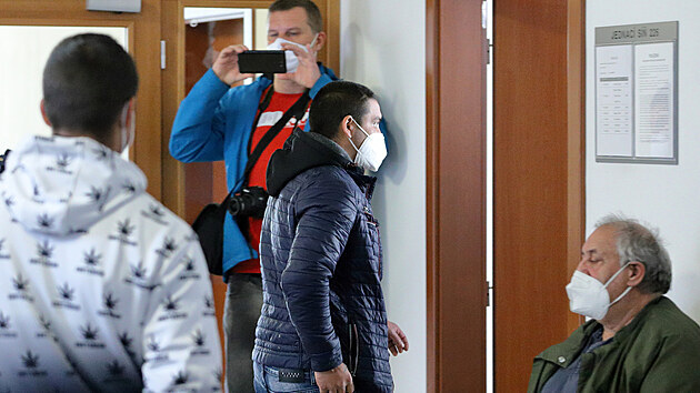 Případ napadení záchranáře u sokolovského okresního soudu. Na snímku Viliam Gábor (uprostřed). (23. dubna 2021)