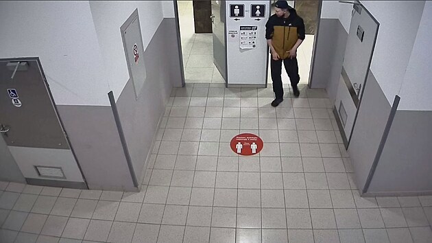 Policie hledá svědky, kteří by mohli pomoci objasnit případ z chebských toalet. Muž na záznamu by mohl být pachatelem.