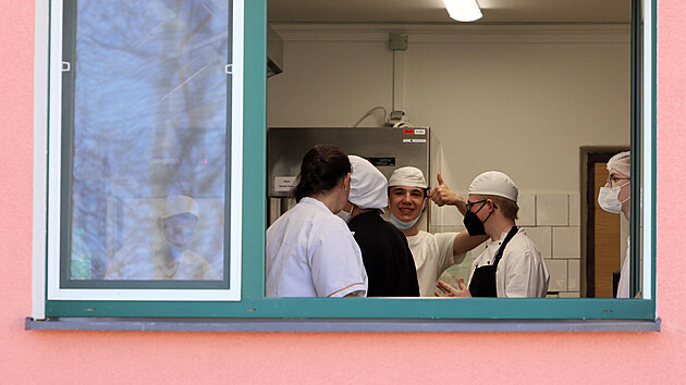 Kuchaři z chebské integrované školy mohou po měsících zákazu docházet na praktické vyučování.