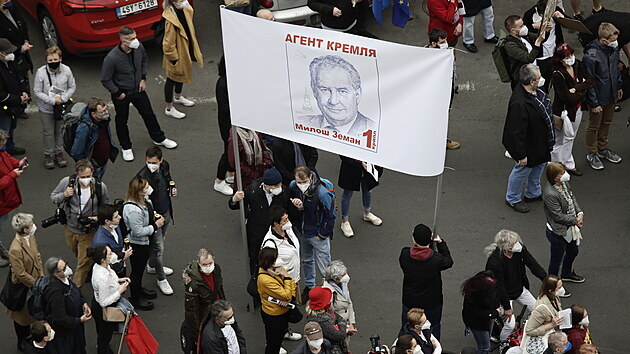 Demonstrace spolku Milion chvilek proti prezidentovi Miloši Zemanovi a dalším politikům, kteří podle nich směřují Česko do područí Ruska. (29. dubna 2021)