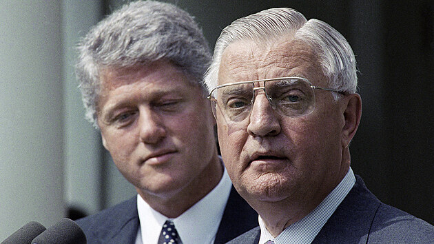 Walter Mondale (vpravo) a prezident Bill Clinton, který ho jmenoval velvyslancem v Japonsku. (1993)
