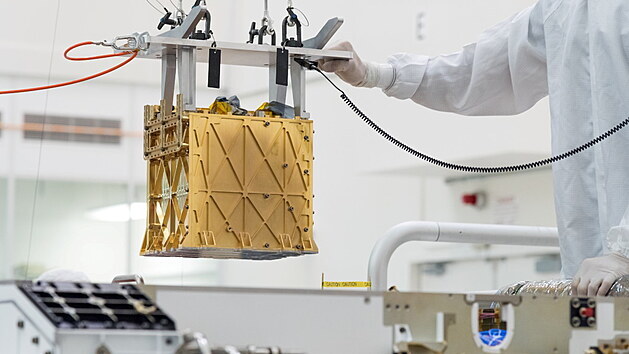 Technik ukazuje zazen, kterm robot Perseverance poprv vyrobil na Marsu kyslk. (17. nora 2021)
