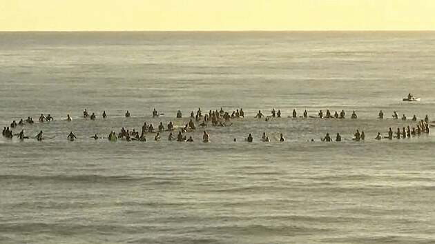 Surfaři protestují proti plánované reality show Netflixu na plážích australského Byron Bay. (21. dubna 2021)