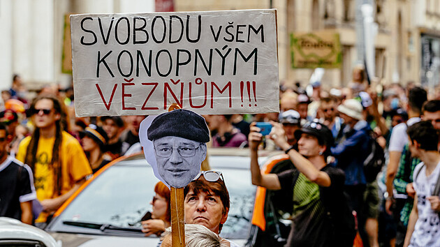 Pochod Million Marihuana March za legalizaci konopí loni v Praze podpořil i Dušana Dvořáka (na transparentu).