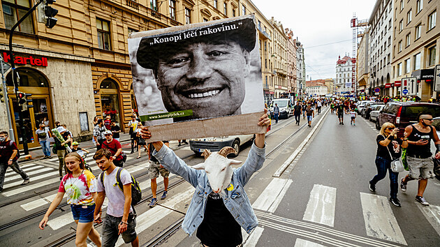 Pochod Million Marihuana March za legalizaci konop loni v Praze podpoil i Duana Dvoka (na transparentu).
