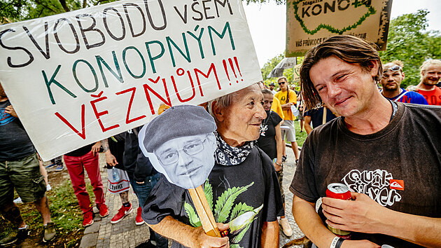 Pochod Million Marihuana March za legalizaci konopí loni v Praze podpořil i Dušana Dvořáka (na transparentu).
