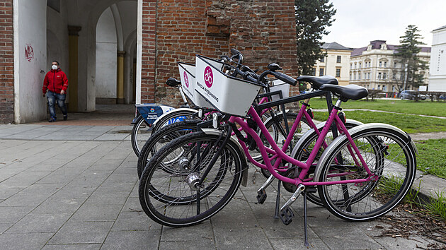 Mnozí obyvatelé Olomouce využívají sdílené elektrokoloběžky a kola. Další si ale stěžují na přeplněné stojany, koloběžky mnohdy jezdci odloží, kam je napadne.