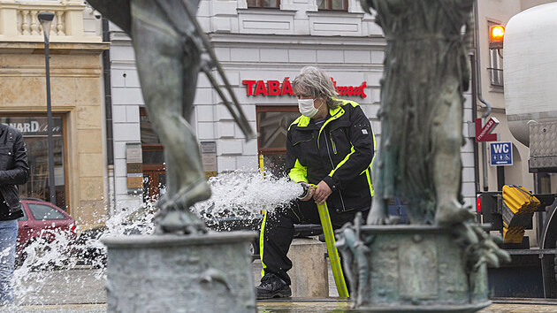 Pracovníci Technických služeb Olomouc zprovoznili po zimě Arionovu kašnu na Horním náměstí.