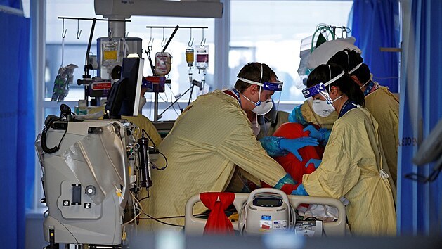 Zdravotníci na jednotce intenzivní péče v britském Portsmouthu pečují o pacienta s covidem. (23. března 2021)