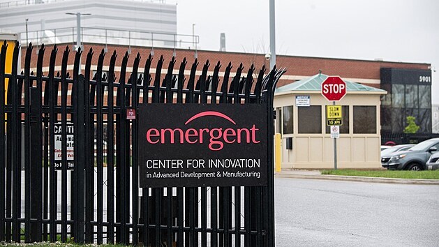 Závod podniku Emergent v Baltimoru, kde se vyráběla očkovací látka společnosti Johnson & Johnson. (9. dubna 2021)