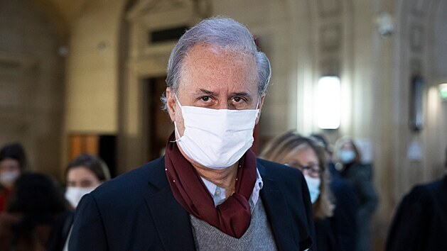 Bývalý ministr a starosta města Draveil Georges Tron přichází k soudu v Paříži. (19. ledna 2021)