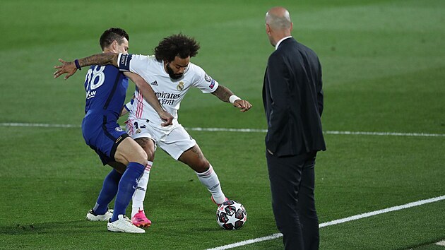 Marcelo (Real Madrid) brání míč před Césarem Azpilicuetou z Chelsea