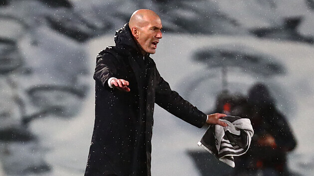 Zindine Zidane ukliduje fotbalisty Realu Madrid.