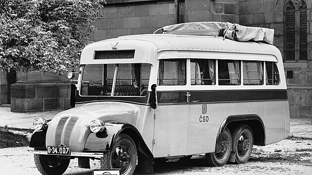 Autobus na podvozku Tatra 82 postavený u Sodomky ve Vysokém Mýtě