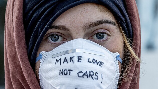 Aktivist bojujc proti zmnm klimatu pokrauj v protestech proti automobilovmu prmyslu a zablokovali hlavn vchod na mezinrodn autosalon, kter se kon v nmeckm Frankfurtu.