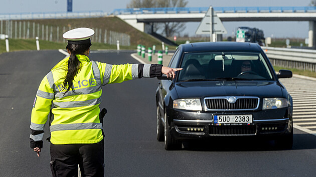 Policistka zastavuje 21. dubna 2021 vozidlo na sjezdu z dálnice D7 u Postoloprt na Lounsku, kde se měřila rychlost. Místo vybrala policie na základě hlasování občanů. Do celoevropské bezpečnostní akce nazvané Speed Marathon se policejní hlídky zapojily pošesté.