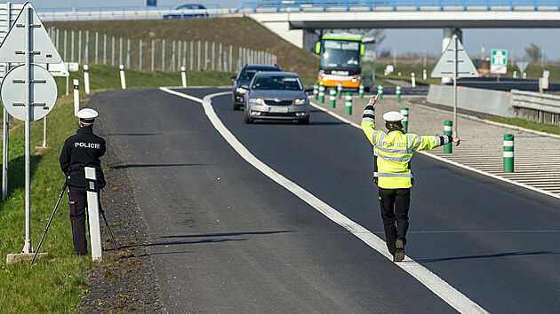 Policistka zastavuje 21. dubna 2021 vozidlo na sjezdu z dálnice D7 u Postoloprt na Lounsku, kde policisté měřili rychlost. Místo vybrala policie na základě hlasování občanů. Do celoevropské bezpečnostní akce nazvané Speed Marathon se policejní hlídky zapojily pošesté.