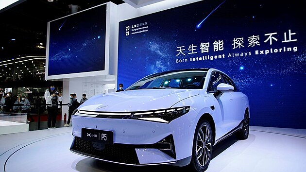Elektromobil Xpeng P5 při premiéře na autosalonu v Šanghaji