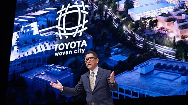 Akio Toyoda oznamuje novinm zmr nejvt japonsk automobilky postavit msto budoucnosti Woven City.