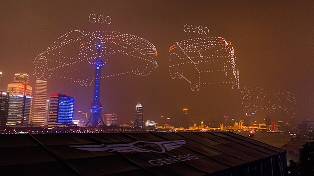 Pi psobiv show 3281 dron nakreslilo na non obloze nejen logo, ale i obrysy obou novch model Genesisu.