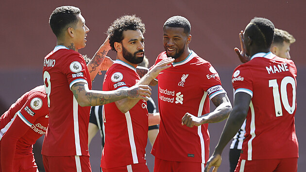 Fotbalist Liverpoolu oslavuj gl Mohameda Salaha (uprosted).