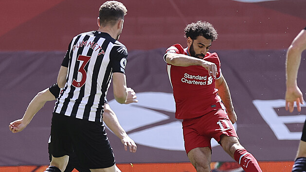 Mohamed Salah z Liverpoolu střílí gól v utkání proti Newcastlu.