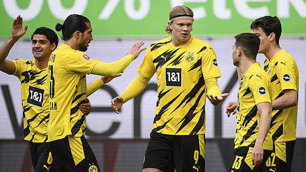 Fotbalist Dortmundu oslavuj gl, kter vstelil Erling Haaland.