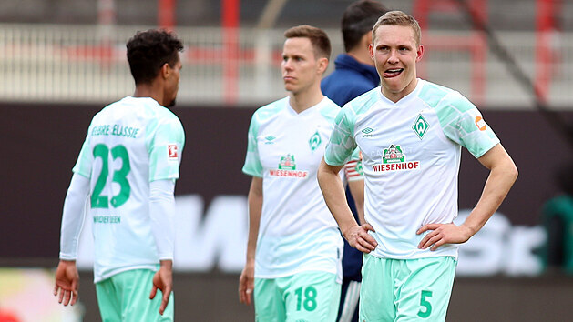 Zklaman fotbalist Werderu Brmy po zpase proti Unionu Berln. Vlevo esk obrnce Theodor Gebre Selassie.