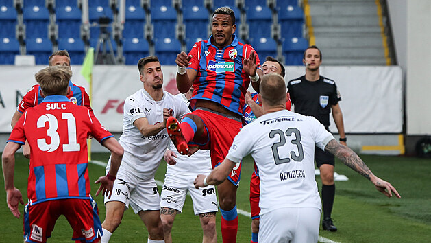 Plzeňský útočník Jean-David Beauguel hlavičkuje v utkání proti Slovácku.
