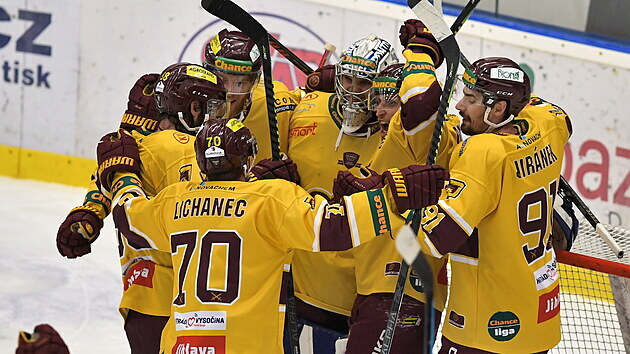 Jihlavští hokejisté se radují z výhry nad Kladnem ve finále první ligy.
