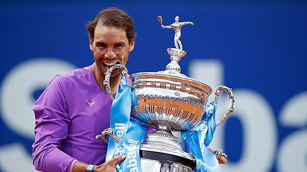 Rafael Nadal s trofejí pro vítěze turnaje v Barceloně