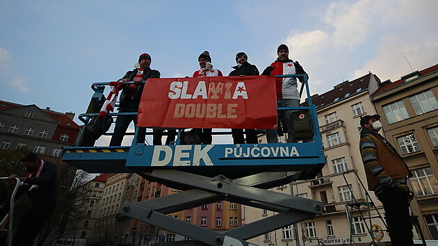 Fanoušci sledují fotbalový zápas mezi Bohemians a Slavií.