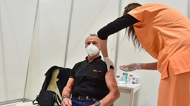 V novém zlínském velkokapacitním centru v PSG aréně jsou schopní naočkovat až 1200 lidí denně.