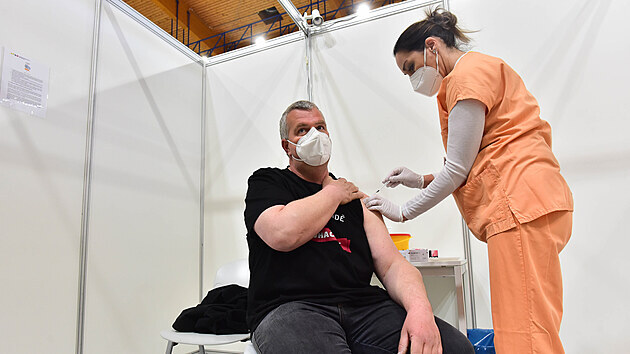 V novém zlínském velkokapacitním centru v PSG aréně jsou schopní naočkovat až 1200 lidí denně.