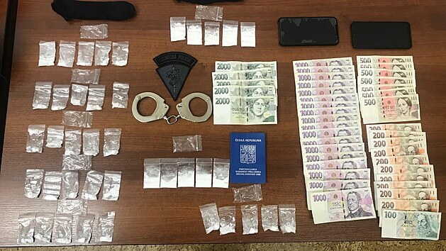 Čtyřiatřicetiletý cizinec měl u sebe 33 gramů kokainu a více než 34 tisíc korun. (24. dubna 2021)