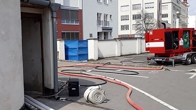 Několik dnů budou odčerpávat vodu hasiči z kolektorů v centru Brna. Podzemí zaplavila voda z prasklého řadu (24. dubna 2021)