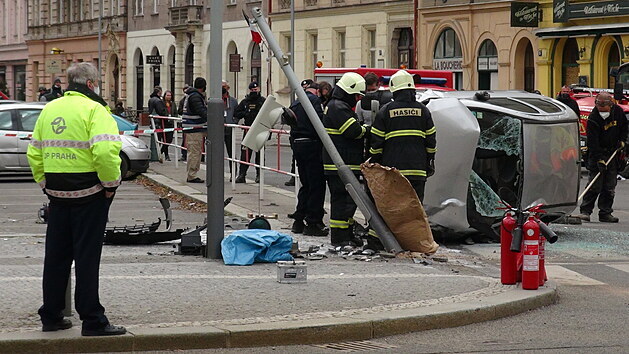 Filmové natáčení na Karlínském náměstí skončilo dopravní nehodou. (25. dubna 2021)