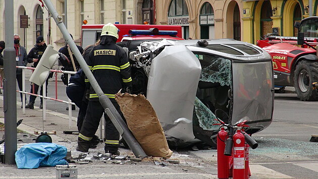 Filmov naten na Karlnskm nmst skonilo dopravn nehodou. (25. dubna 2021)