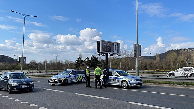 Opilý řidič mustangu s výraznou barvou chtěl v Praze ujet policii. Před Barrandovským mostem ho zastavil zátaras. (25. dubna 2021)