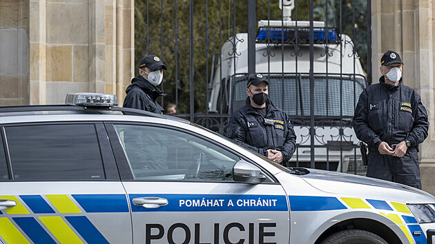 Situace před ruskou ambasádou v Praze. Ambasádu hlídají policisté a na v areálu parkují auta s těžkooděnci. (22. dubna 2021)