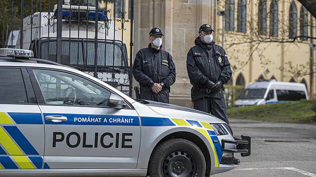Situace před ruskou ambasádou v Praze. Ambasádu hlídají policisté a na v areálu parkují auta s těžkooděnci. (22. dubna 2021)