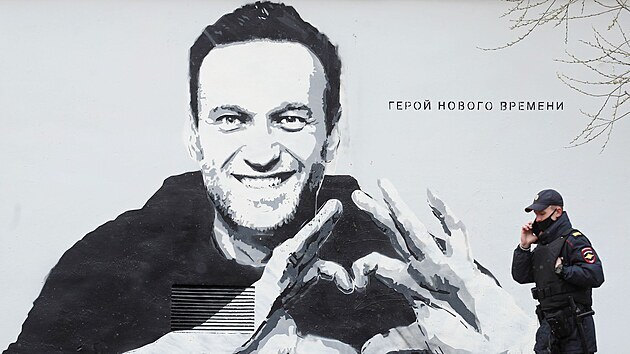 Navalného portrét v Petrohradě před přemalováním a zasahujícím policistou. Ruský nápis na graffiti v překladu říká: „Hrdina nové doby“. (28. dubna 2021)