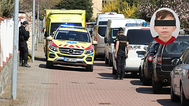 Policisté zasahovali v noci v pražské Ploskovické ulici u napadení dvou lidí, které podle dostupných informací pobodal nezletilý chlapec. Do zásahu byl zapojený i vrtulník, který pročesával Ďáblický háj. (28. dubna 2021)