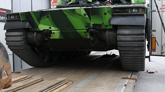 Přeprava obrněnce CV90 pro testování v Česku
