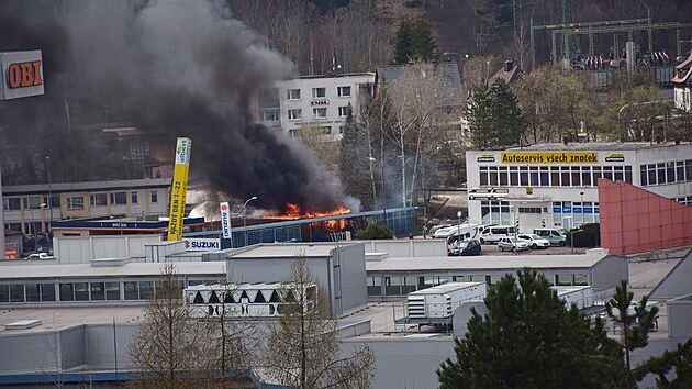 Plameny pohltily jednu z budov autocentra v Jablonci nad Nisou.