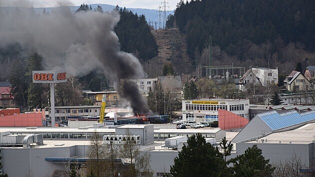 Plameny pohltily jednu z budov autocentra v Jablonci nad Nisou.